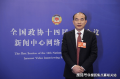 白叟正在连廊尽头的菜场